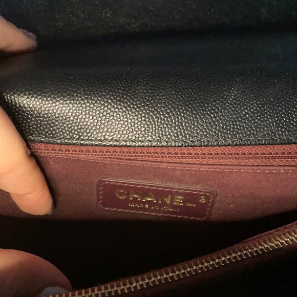 Chanel Black chevron flap Bag w gold hardware! 🖤 - Picture 9 of 16